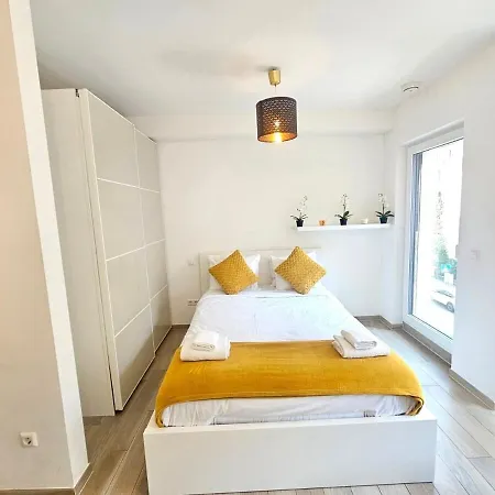 Cozy In Apartment *